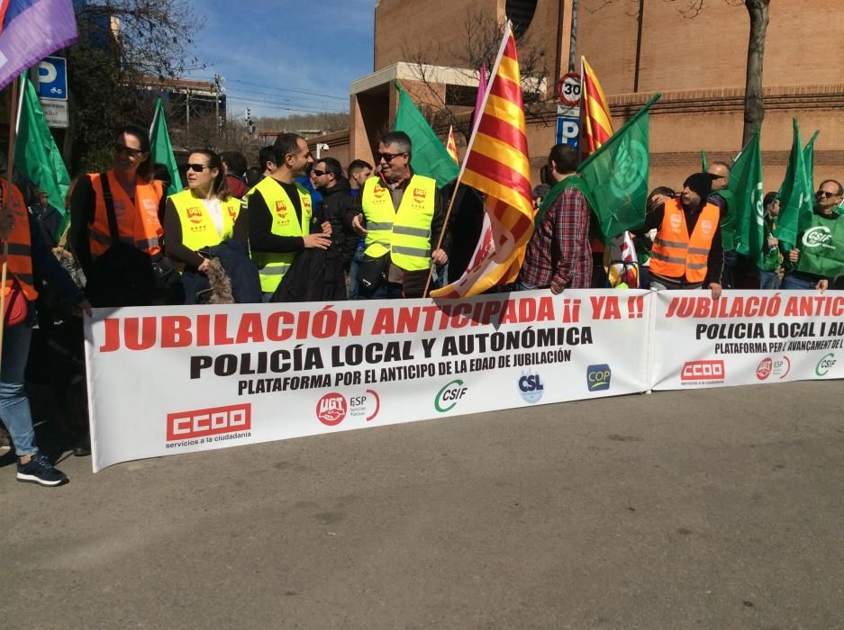 Contrentració de policies a Girona per demanar la jubilació anticipada