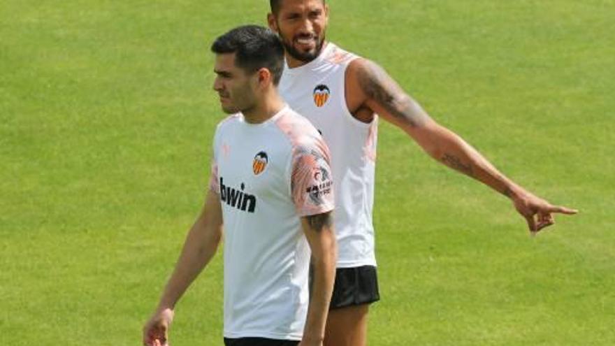 Maxi Gómez, junto a Garay, ayer en Suiza.