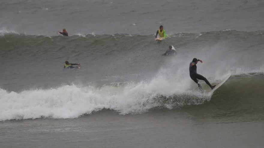 Un grupo de surfistas en la playa de Patos, en Nigrán. // Ricargo Grobas