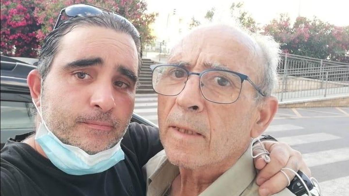 Juan Manuel Martínez, vecino de Plasencia, con su padre.