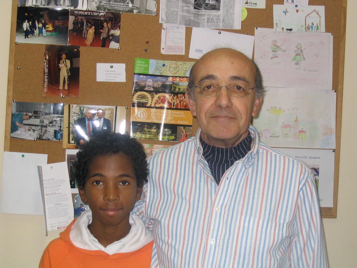 El doctor Claudio Zavanella, fallecido en mayo, con Jerome, el primer niño operado en Galicia gracias al proyecto Viaje hacia la vida.