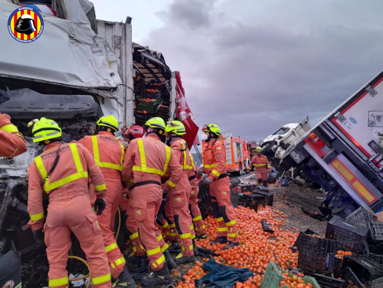 Fallece el conductor de un camión tras un brutal choque en la A-35 a la altura de Vallada