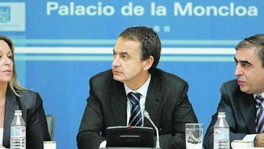 Por la izquierda, la ministra Trinidad Jiménez, José Luis Rodríguez Zapatero y José Martínez, secretario general de Sanidad.