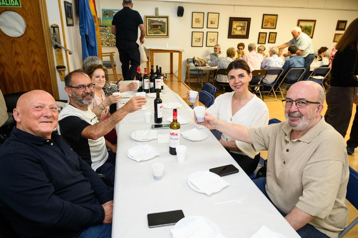 En imágenes | El Centro Asturiano de Zaragoza celebra su aniversario y el relevo en su emblemático restaurante En imágenes | El Centro Asturiano de Zaragoza celebra su aniversario y el relevo en su emblemático restaurante