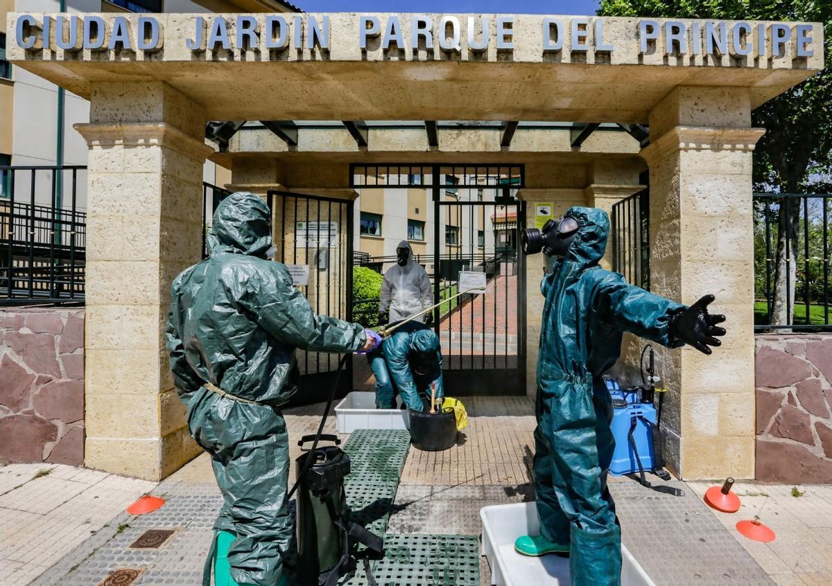 2020. La Brigada ‘Extremadura’ desinfecta la residencia Ciudad Jardín y antes de entrar prepara sus equipos de protección integral frente al coronavirus, responsable de una pandemia mundial.