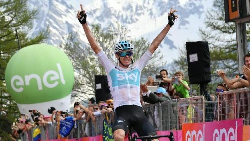 Froome celebra la victòria.