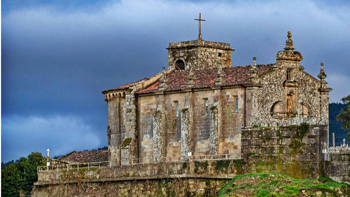 Vista exterior da igrexa de Santa María de Castrelo.