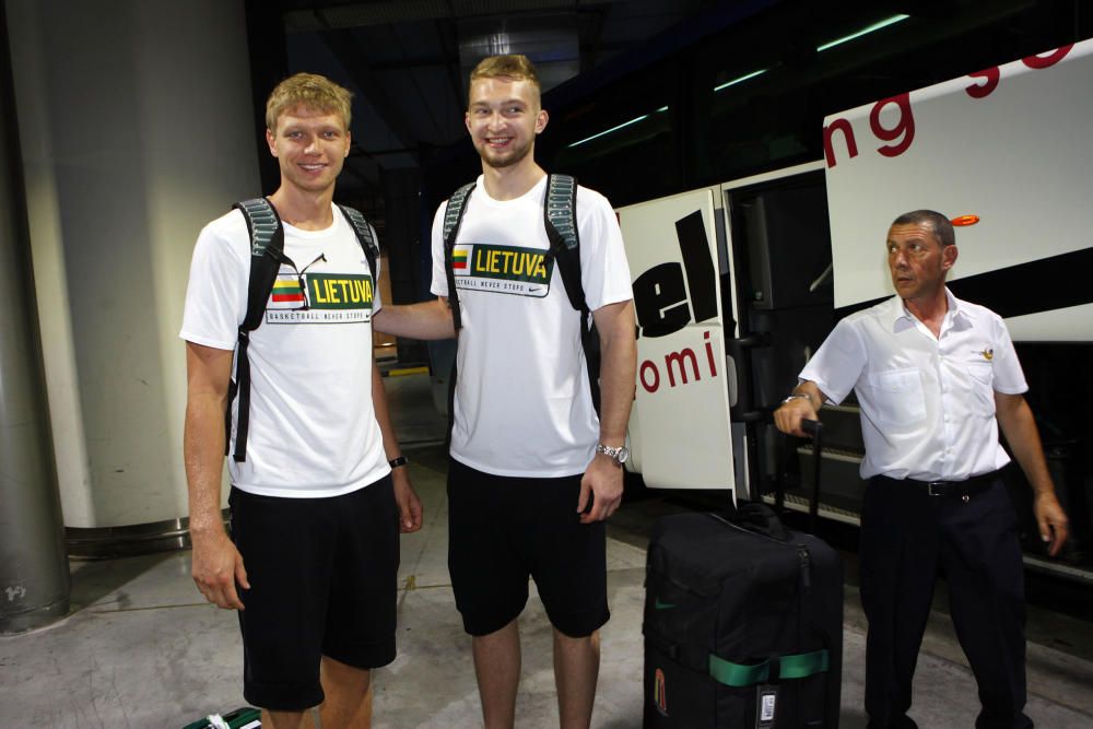 Las estrellas del combinado español fueron recibidas por los aficionados en el aeropuerto de la Costa del Sol, a donde también llegó la selección lituana con el excajista Kuzminskas
