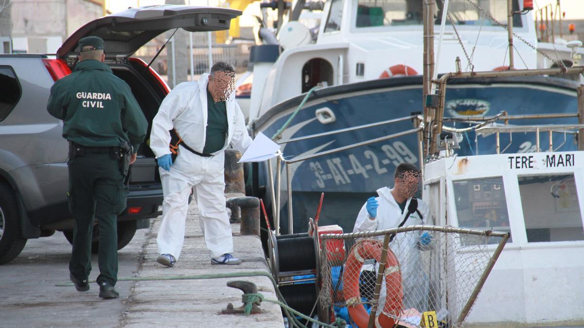 Agentes registran el pesquero ‘Tere Mari’, donde se escondían los fardos.