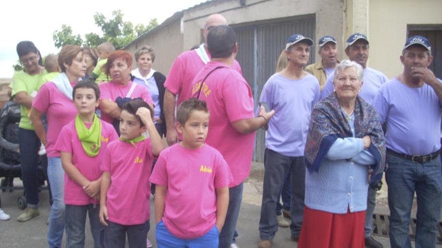 Otro grupo de peñistas, distinguidos por el color anaranjado.