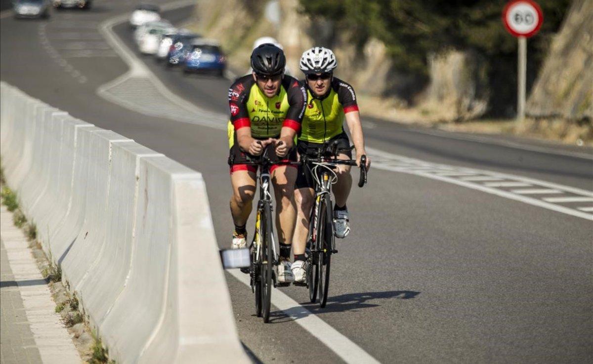 zentauroepp38909940 calella 16 06 2017   ciclistas amateurs rodando por la carre181113144406