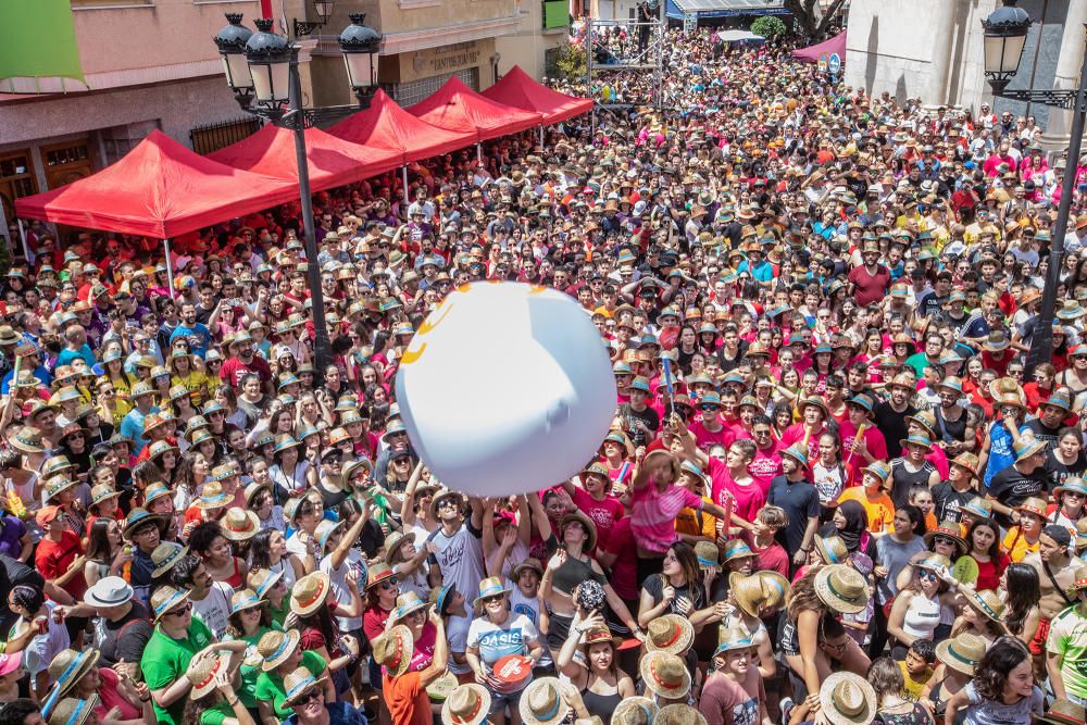 Los catralenses y muchos vecinos de la Vega Baja estallan en alegría y fiesta para iniciar las celebraciones de San Juan con el chupinazo