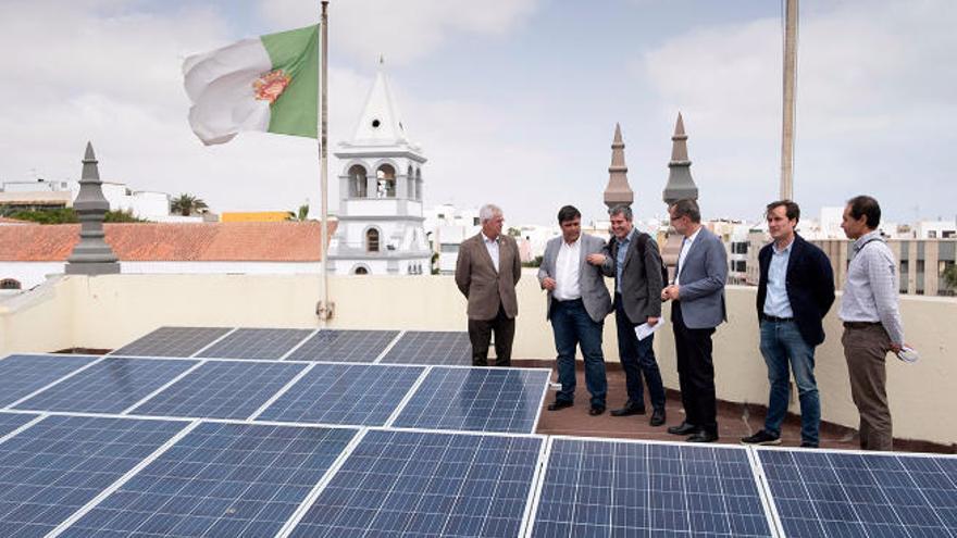 Fernando clavijo visita placas fotovoltaicas en Fuerteventura.