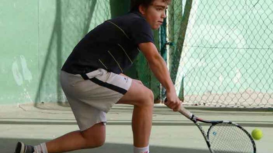 Un joven tenista zamorano devuelve un golpe.