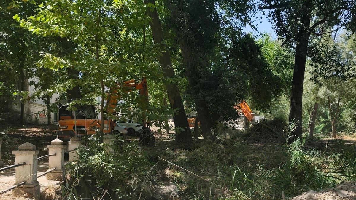 La maquinaria pesada encara los primeros trabajos de la obra de regeneración en el Parque del Cascajar.