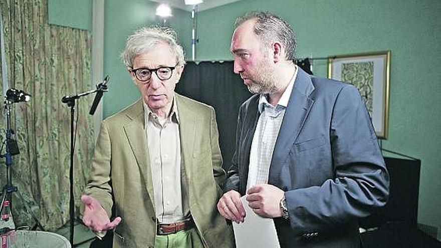 Woody Allen, con el director del Centro Niemeyer, Natalio Grueso, en el Festival de Cannes.