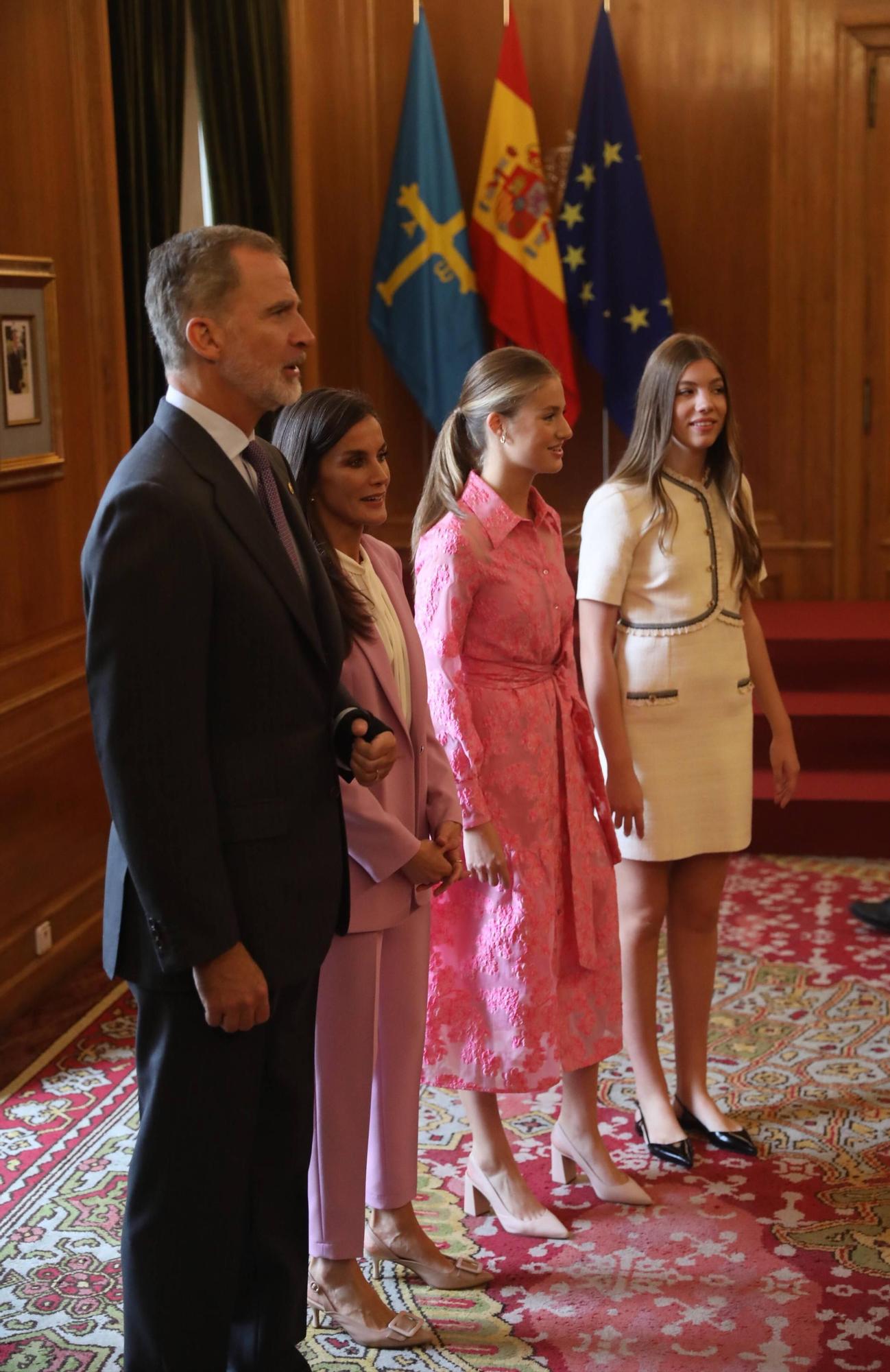 EN IMÁGENES: Así fue la recepción de los Reyes y sus hijas a los Premios Fin de Carrera de la Universidad de Oviedo