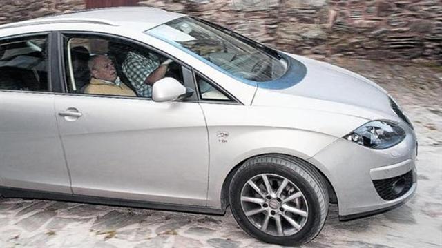 Jordi Pujol llega en coche el pasado martes a su residencia de Queralbs.