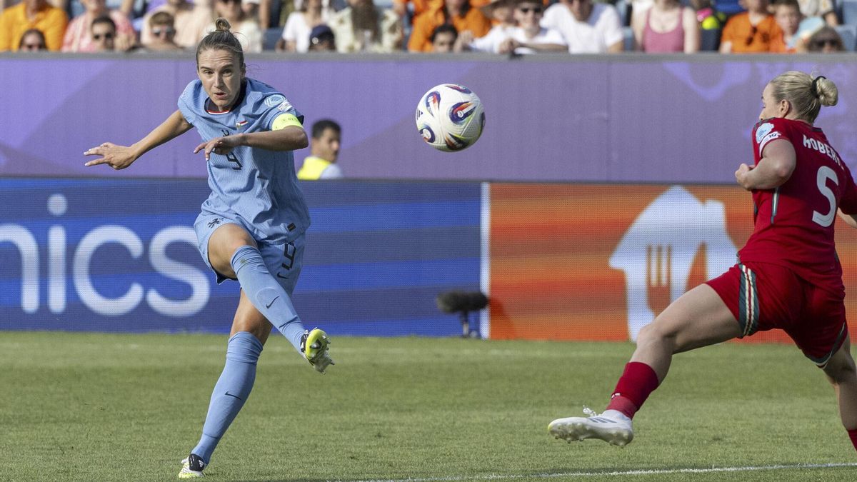 Anna Miedema marca el gol que abrió el marador frente a Gales