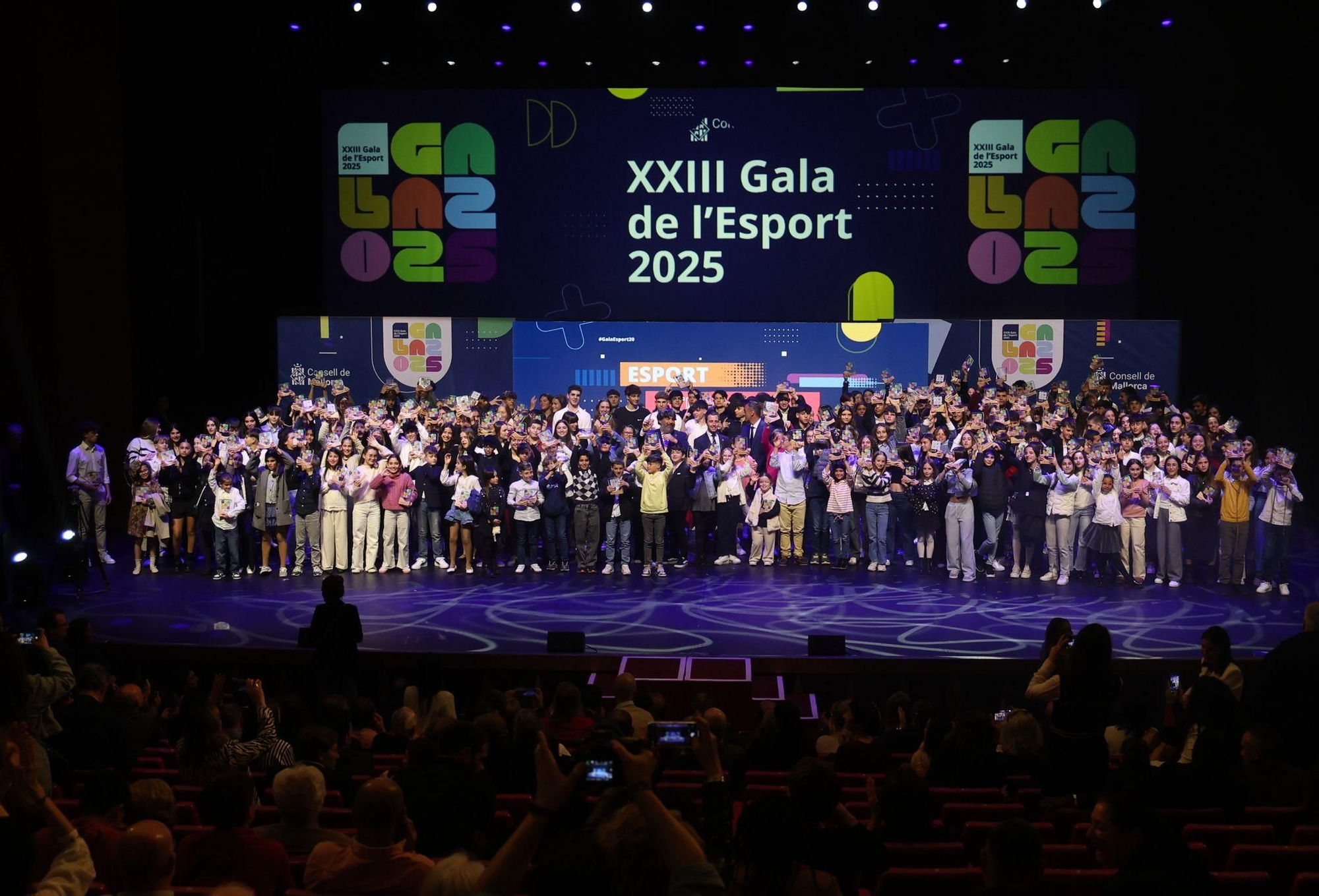 Foto de familia de los casi trescientos deportistas que fueron reconocidos en la Gala de l'Esport del Consell de Mallorca celebrada en el Auditorium.