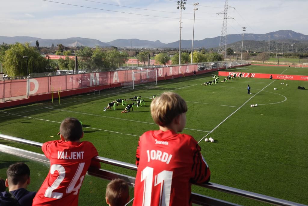 La afición del Mallorca disfruta de sus ídolos en Son Bibiloni