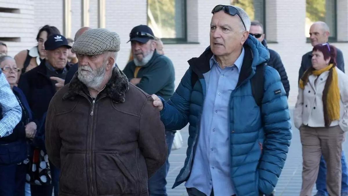 Los dos acusados en el caso de los burros del Desert de les Palmes, Juan Lebrian y Toni Herrero, a su llegada al juicio en el mes de marzo.