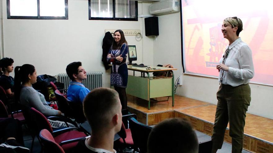 Nieves Guzmán (derecha) y Ángela Ruiz, con un grupo de alumnos del instituto Juan Carlos I de Murcia.