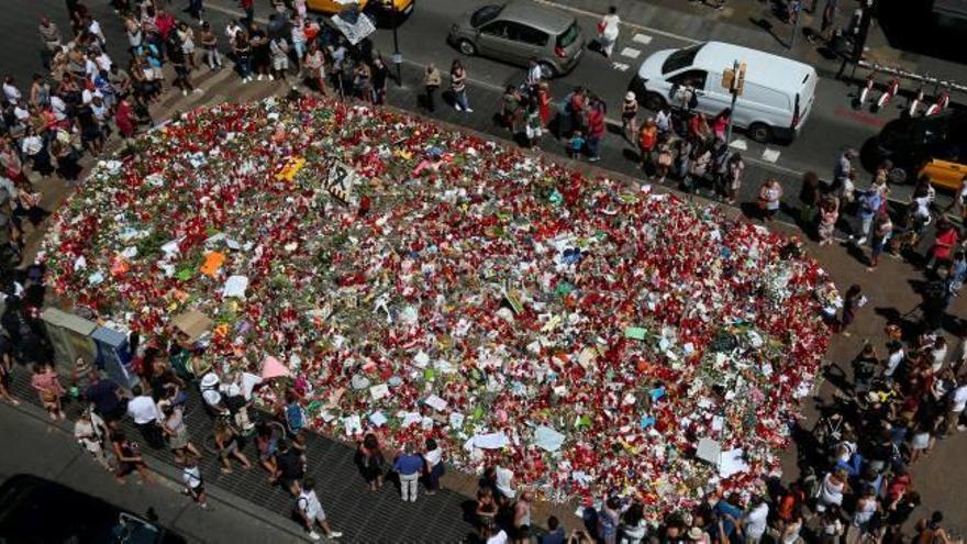 La Rambla de Barcelona s&#039;omple de flors i missatges de solidaritat per a les víctimes