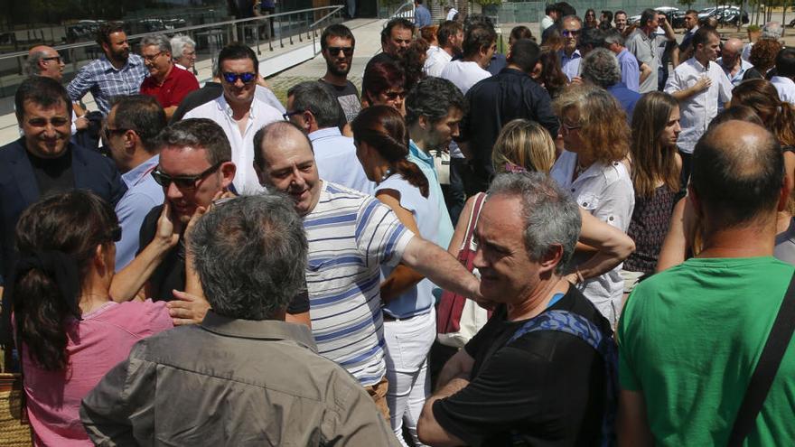 Josep Roca, d&#039;El Celler, a l&#039;esquerra; Albert Adrià, donant el condol i Ferran Adrià, en primer terme, ahir a la sortida de la cerimònia · Josep Garcia / El Periòdico