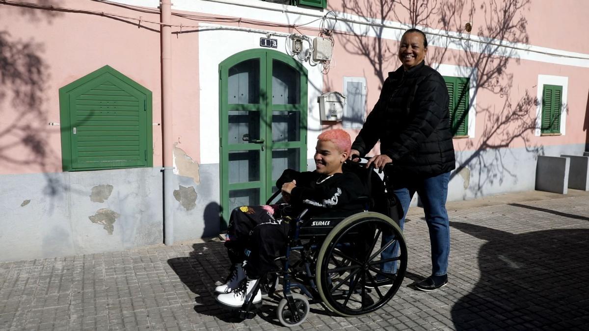 Llamamiento a la solidaridad de Alejandro, un joven en silla de ruedas en Mallorca: «Mi abuela es mis piernas, necesito encontrar un hogar junto a ella»