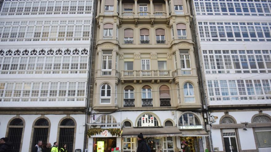 Frente del edificio conocido como ‘Diente de oro’ hacia la avenida de Montoto.