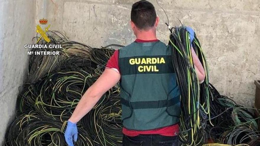 Un agente de la Guardia Civil con cabre robado, en una imagen de archivo.