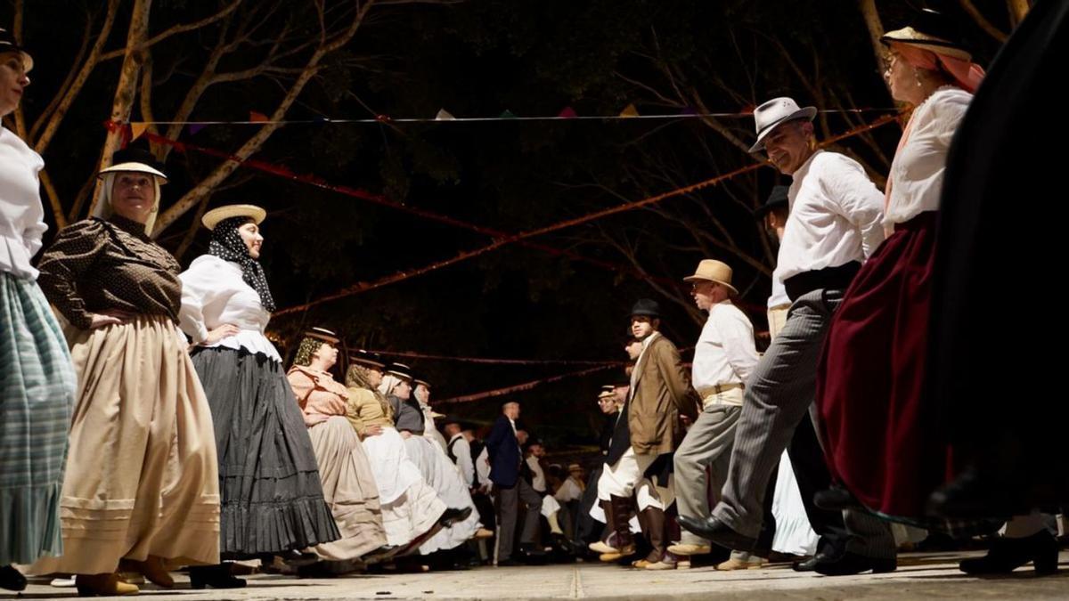 Gran ambiente en el Baile de Magos de Valle San Lorenzo.