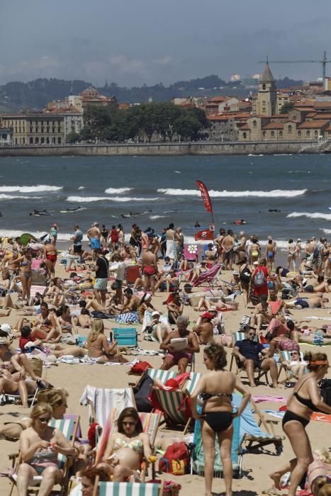 El primer fin de semana de verano llena las playas