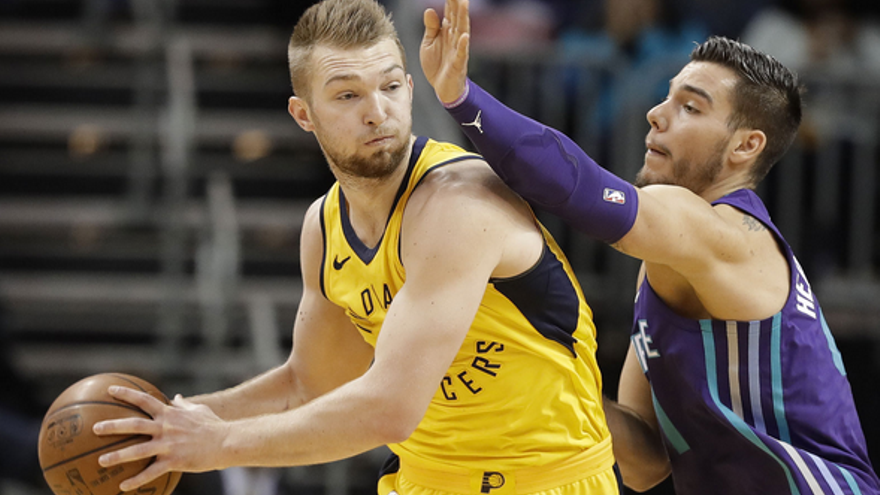 Sabonis, ante Willy, en el partido.