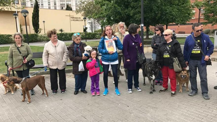 Parte de los asistentes a la quedada en Laviada, con Beatriz Ascariz, en el centro, visiblemente emocionada, con una foto de su perro fallecido, &quot;King&quot;.