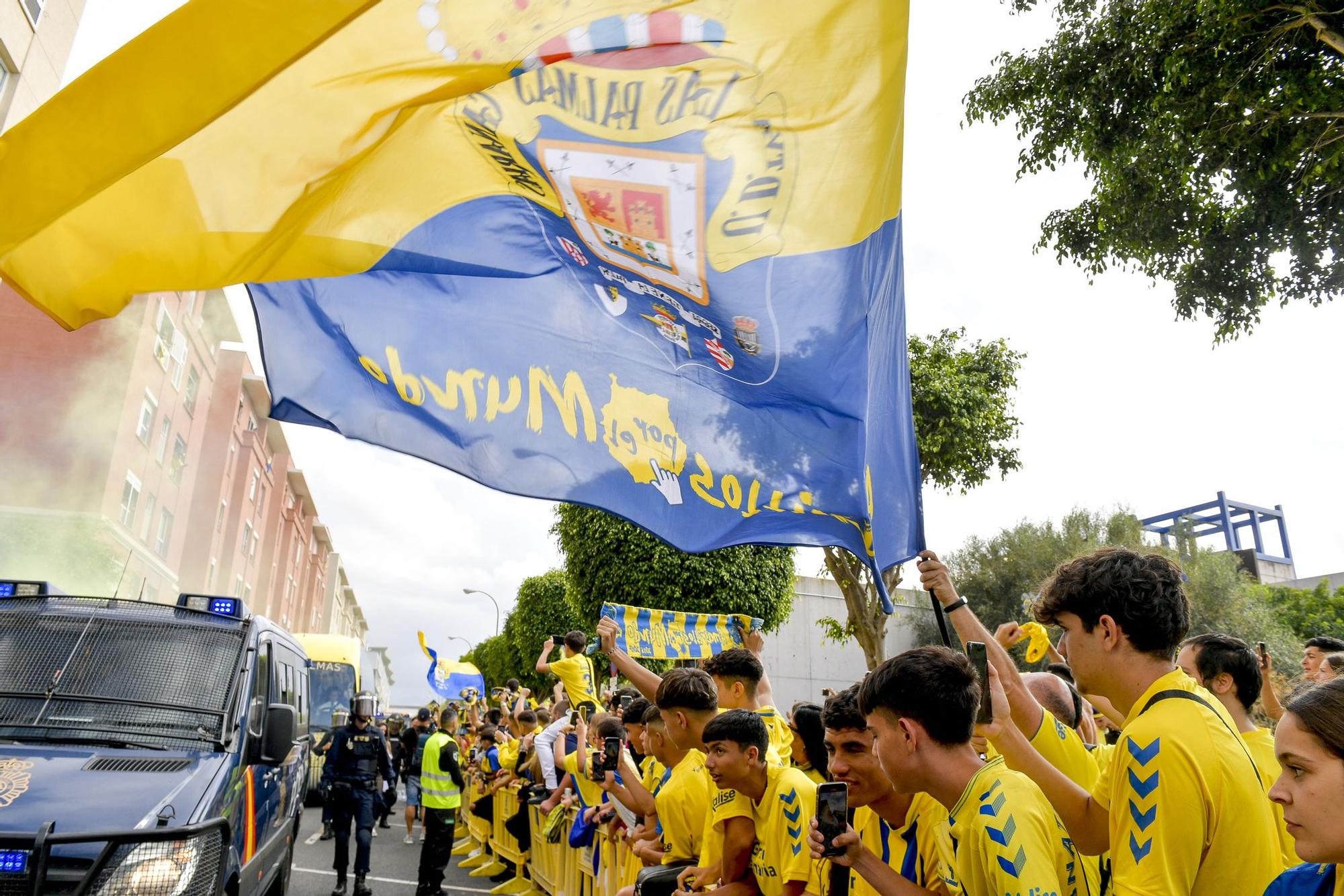 La afición recibe a la guagua de la UD Las Palmas en Fondos de Segura