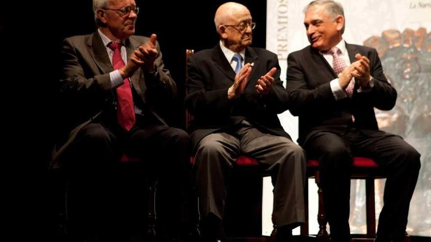 Por la izquierda, Francisco Fernández Corte, Mariano Alonso Castaño y Ángel Gallego, aplaudiendo, ayer, en el Teatro de La Felguera.