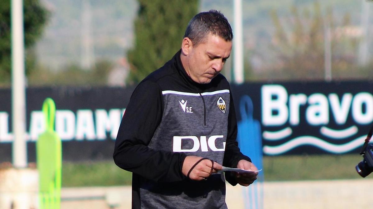 Sergi Escobar, pensativo durante un entrenamiento de esta semana en las instalaciones de Marina d’Or.