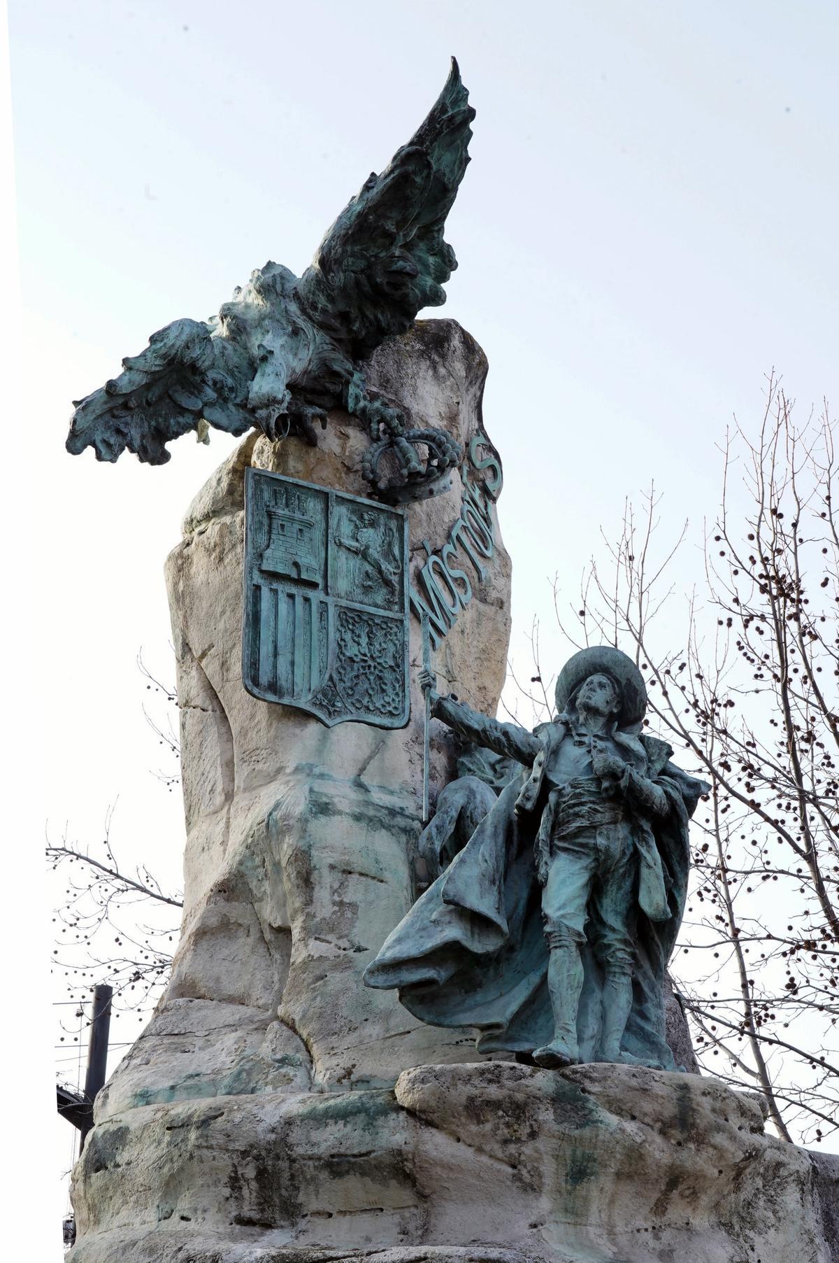 Monumento a Andrés Torrejón en la ciudad