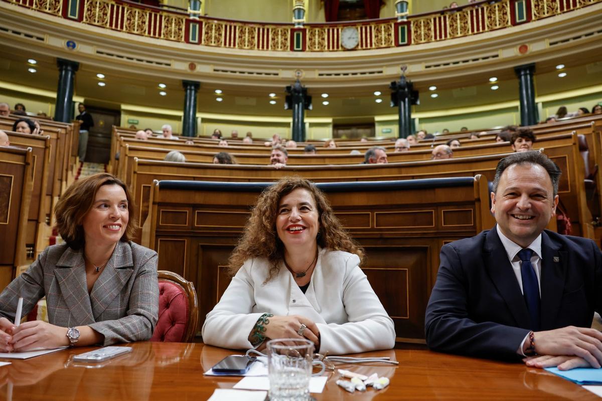 Pilar Costa en el centro, Llorenç Córdoba, a la derecha y la diputada del PP Cristina Gil, a la izquierda, este martes en el Congreso.