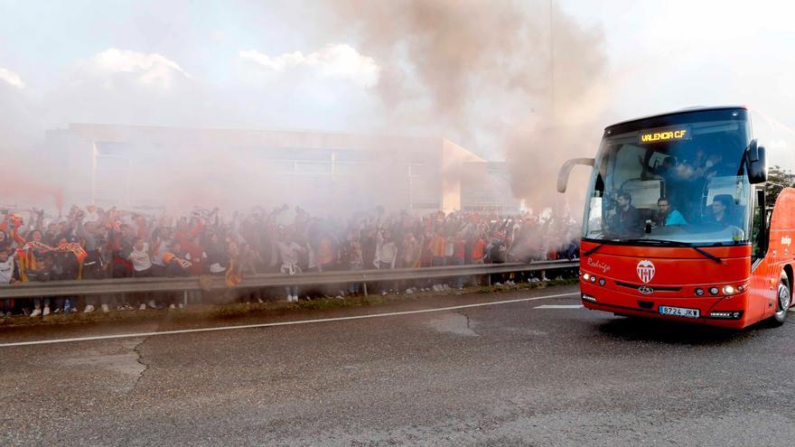 La afición valencianista recibe a su equipo en el estadio de La Cartuja en Sevilla