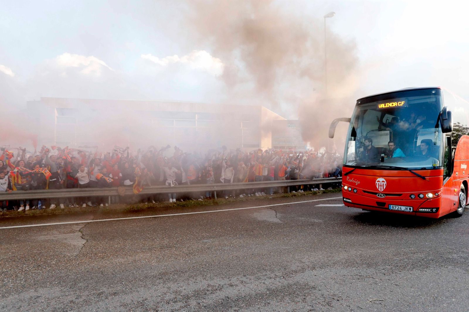 La afición valencianista recibe a su equipo en el estadio de La Cartuja en Sevilla