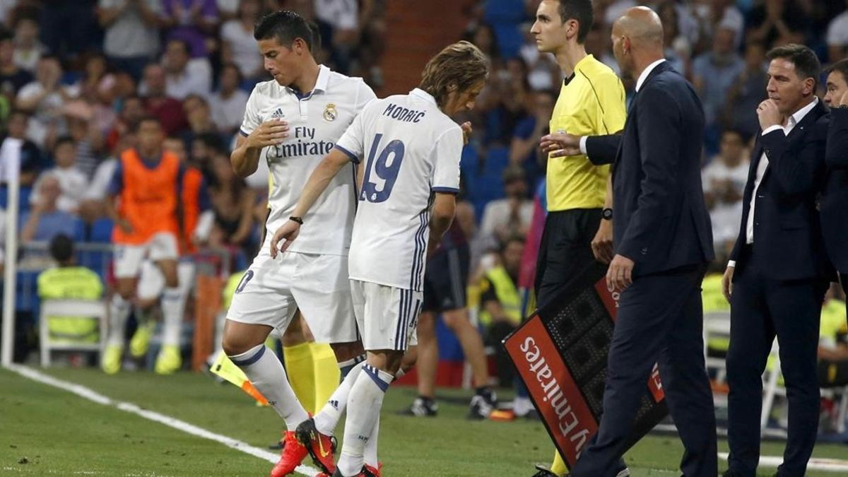 James suple a Modric en la segunda parte del Madrid-Celta en el Bernabéu.