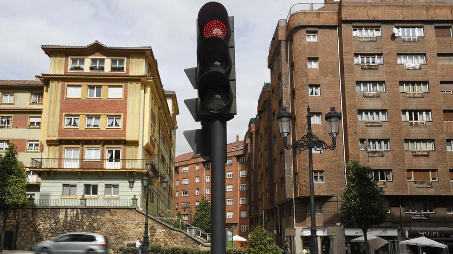 El PSOE exige que se adapten los semáforos de Oviedo a la nueva normativa para evitar accidentes y problemas de seguridad