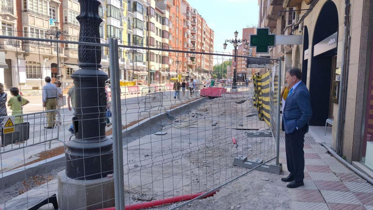 El Alcalde observa la marcha de los trabajos en la confluencia de la avenida de Galicia con la plaza de América. | J. A. A.