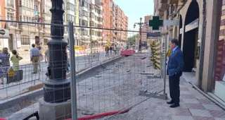 Alfredo Canteli, a pie de obra en la avenida de Galicia