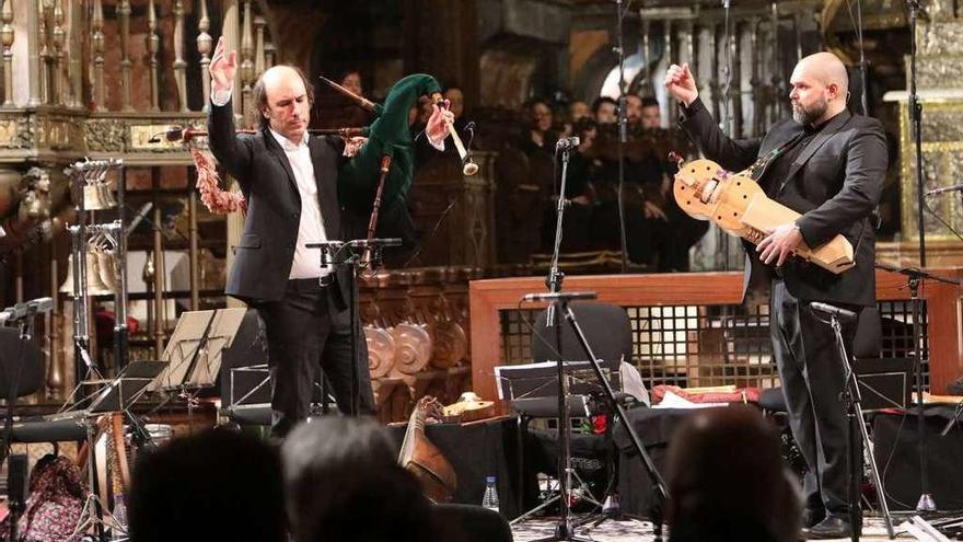 Carlos Núñez recibe o aplauso do público no seu concerto na catedral compostelá. // Xoán Álvarez