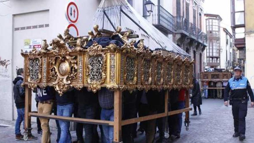 Los hermanos de paso conducen la mesa de La Esperanza hacia la Catedral.