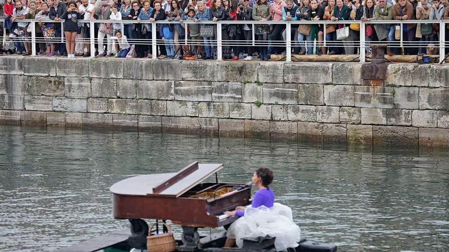 Público, ayer, en el muelle, siguiendo el insólito concierto de &quot;Arenas Movedizas&quot;.